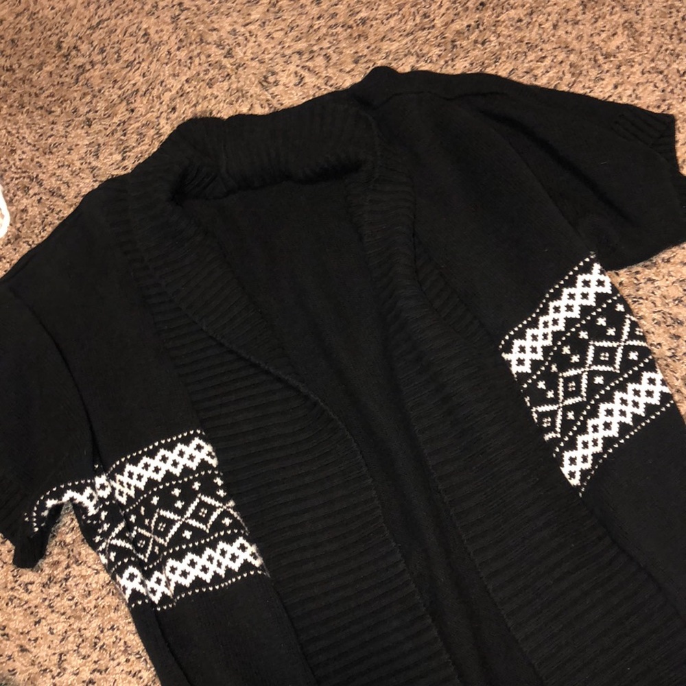 Black and white knitted short sleeve sweater